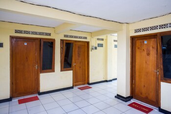 wisma bougenuil mas by reddoorz