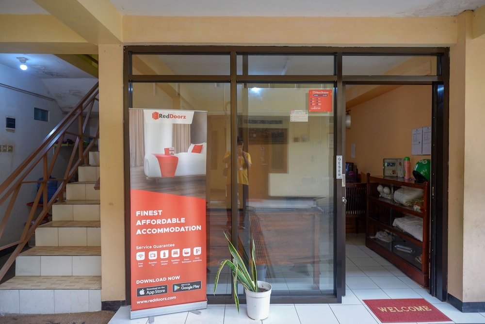 wisma bougenuil mas by reddoorz