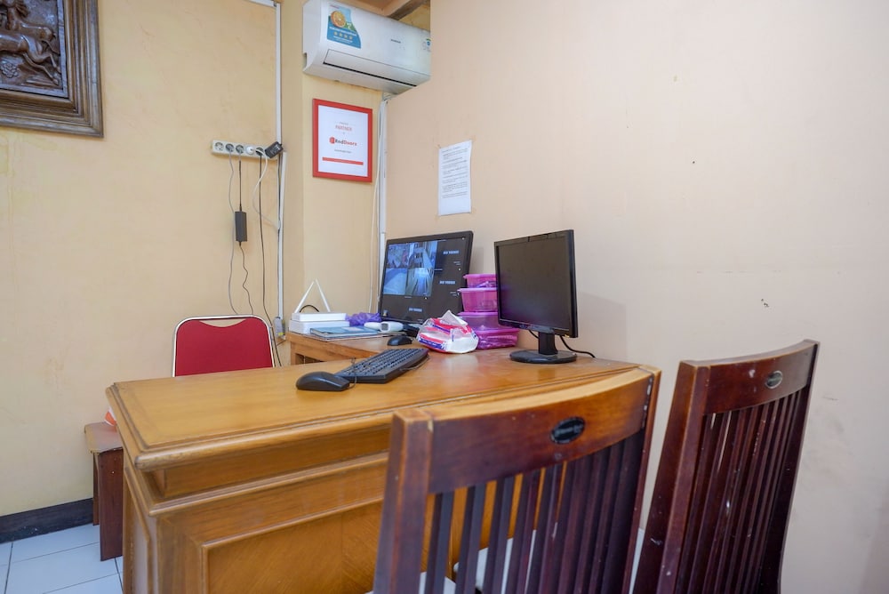 wisma bougenuil mas by reddoorz