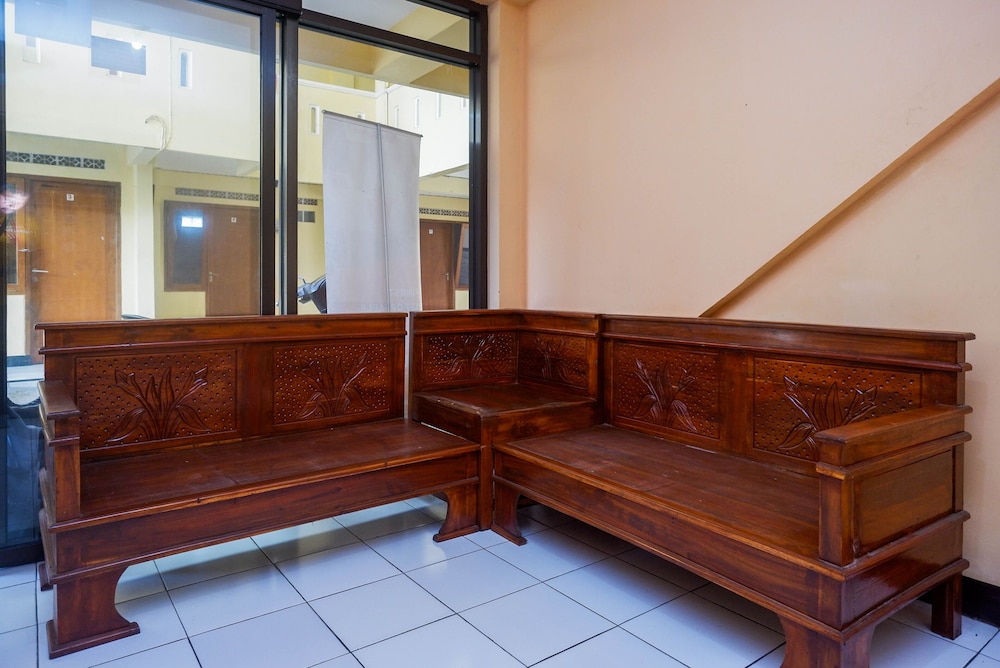 wisma bougenuil mas by reddoorz