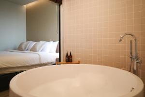 the rise suites hotel chiang mai