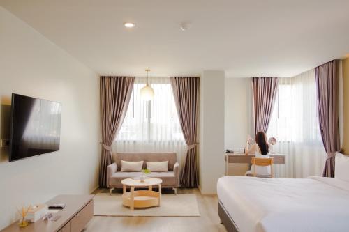 the rise suites hotel chiang mai