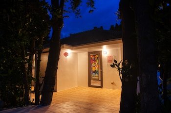 adan resort lamp
