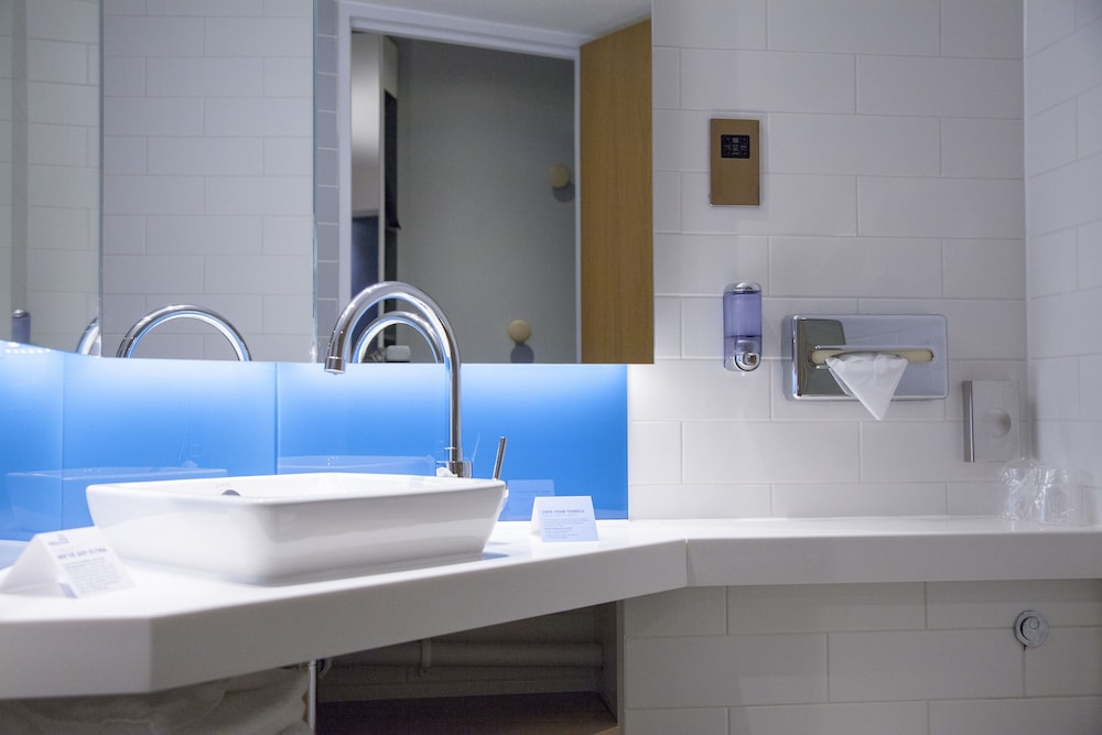 holiday inn express cardiff bay by ihg