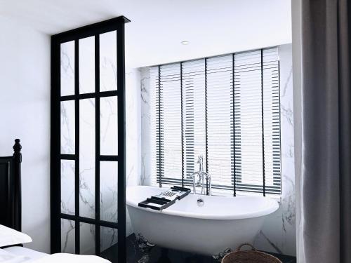 glory boutique suite