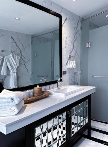 glory boutique suite