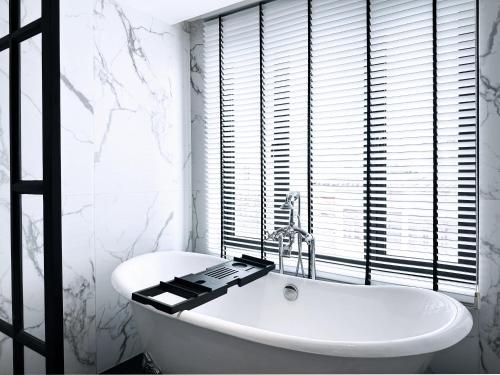 glory boutique suite