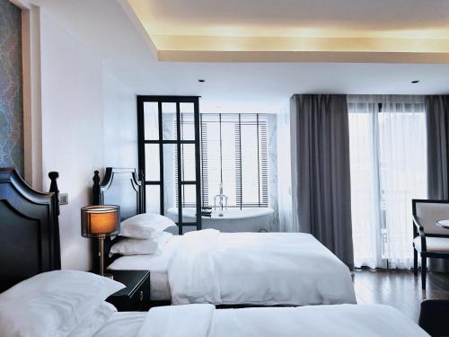 glory boutique suite