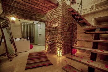casia cave suites