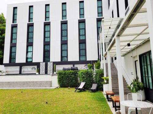 blu monkey hub and hotel ranong