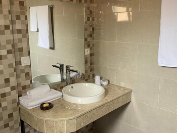 fly inn madagascar hotel