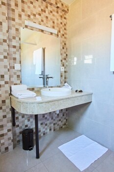 fly inn madagascar hotel