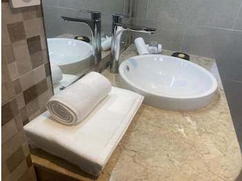 fly inn madagascar hotel