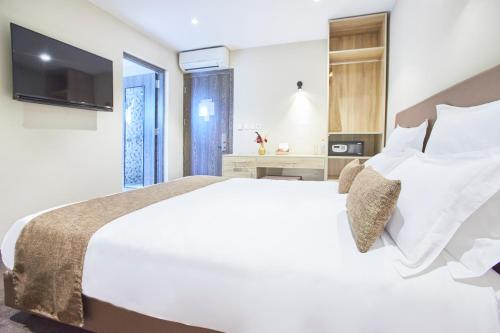 fly inn madagascar hotel