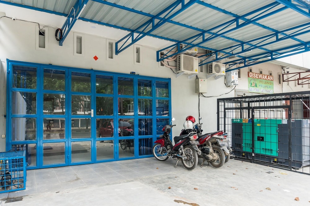 reddoorz near manhattan square medan