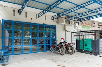 reddoorz near manhattan square medan