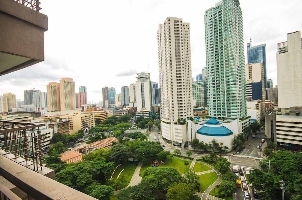 Kl Tower Makati By Central Flats,117 Gamboa St., Legaspi Village,3 star