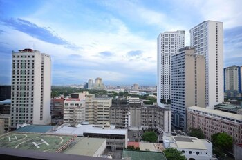 Kl Tower Makati By Central Flats,117 Gamboa St., Legaspi Village,3 star