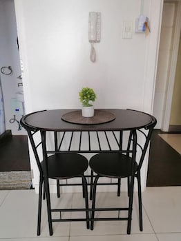 Kl Tower Makati By Central Flats,117 Gamboa St., Legaspi Village,3 star