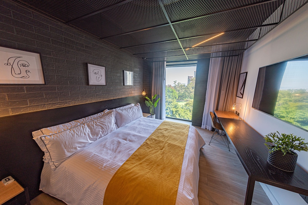 fulton business luxury hotel