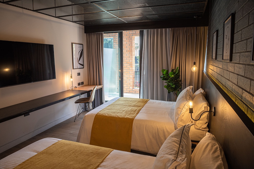 fulton business luxury hotel