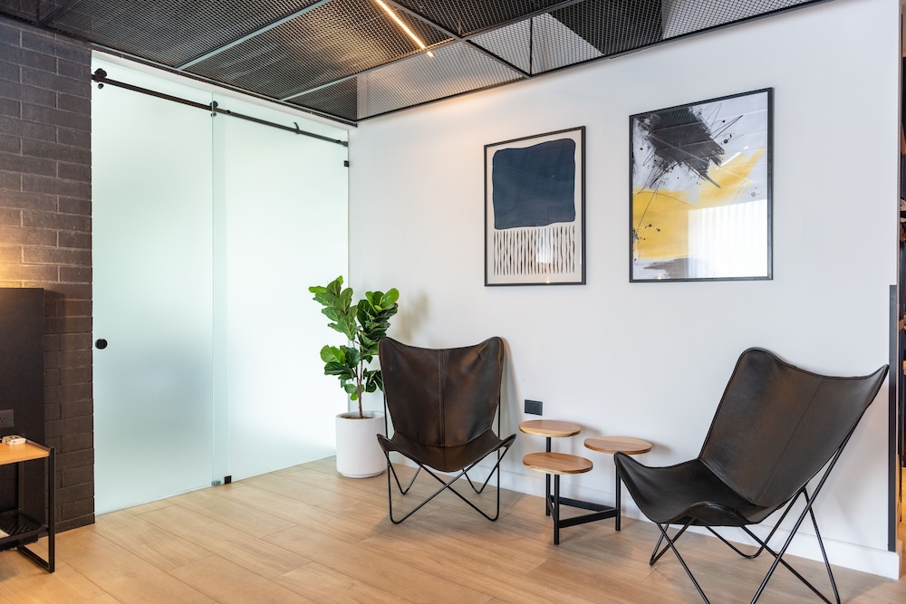 fulton business luxury hotel