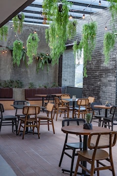 fulton business luxury hotel