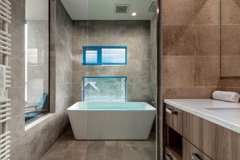 off piste chalet by h2 life