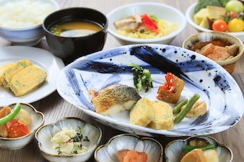 quintessa hotel fukuoka tenjin comic and books