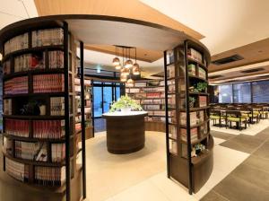 quintessa hotel fukuoka tenjin comic and books