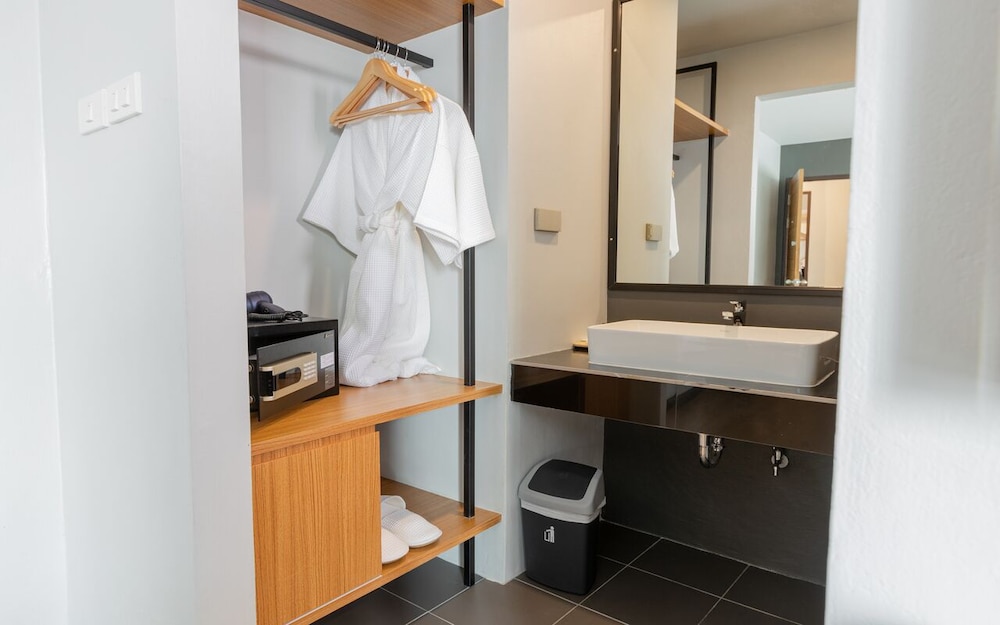 b2 surat thani premier hotel