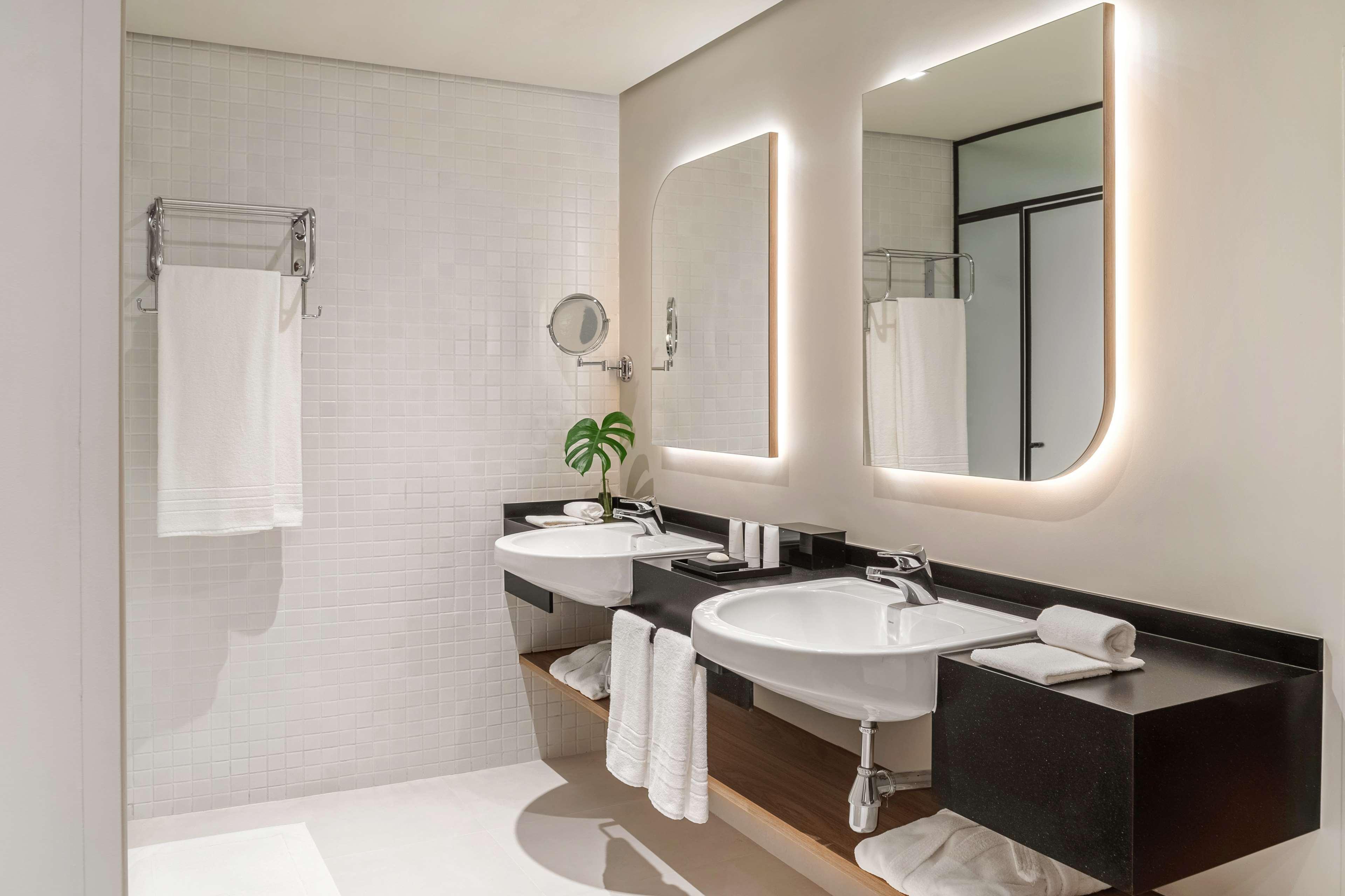 almenat embu das artes tapestry collection by hilton