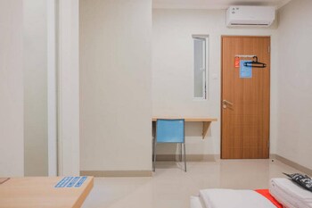 reddoorz plus near soekarno hatta airport taman mahkota