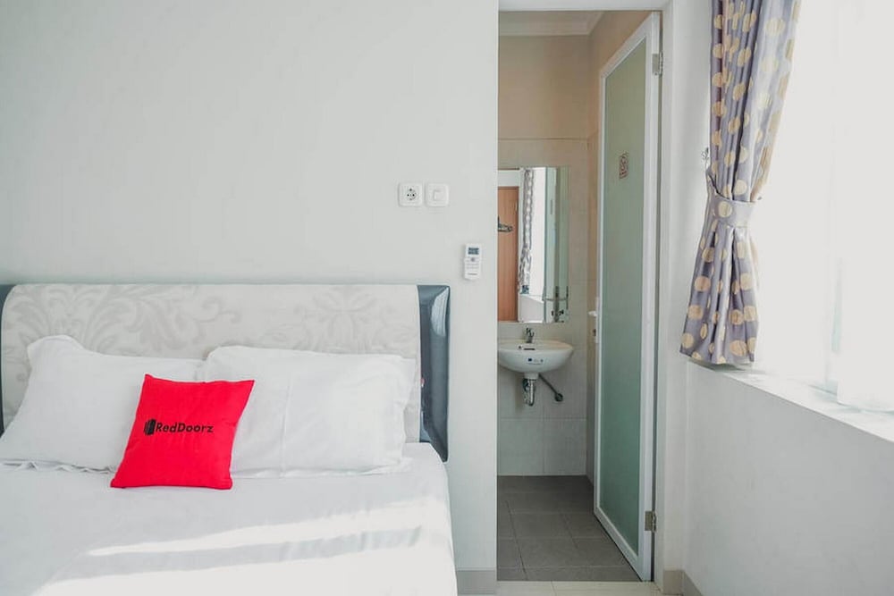 reddoorz plus near soekarno hatta airport taman mahkota