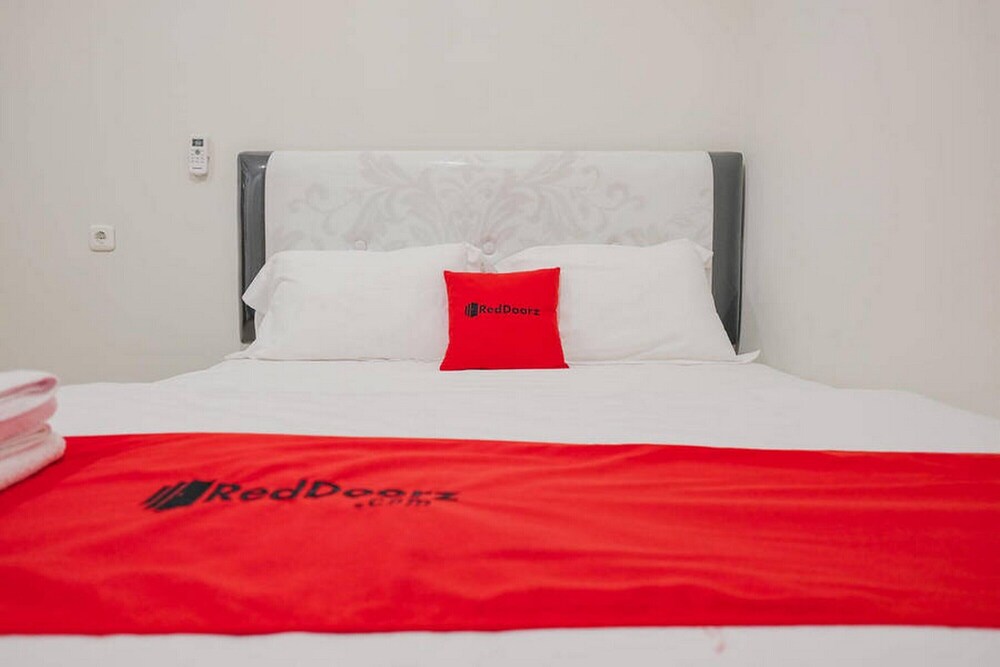reddoorz plus near soekarno hatta airport taman mahkota
