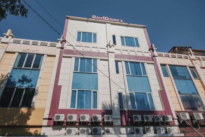 reddoorz plus near soekarno hatta airport taman mahkota