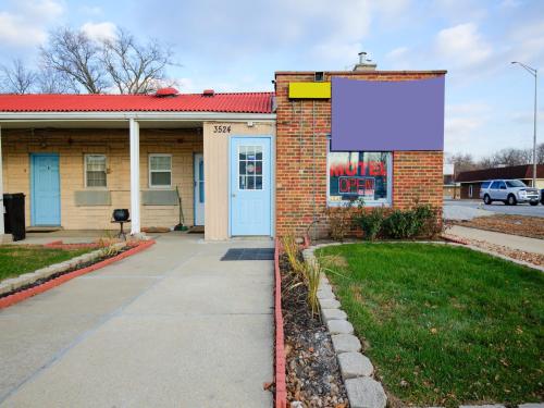 Hotel O Markham Il Near Harvey/Tinley Park,,2 star