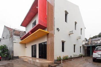 reddoorz plus near trans studio cibubur 2
