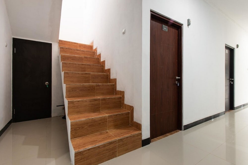 reddoorz plus near trans studio cibubur 2
