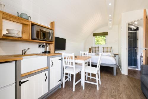 weedingshall lodges