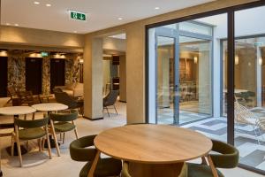 omid saldanha hotel