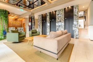 omid saldanha hotel