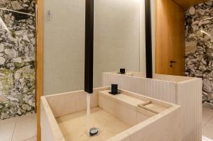omid saldanha hotel
