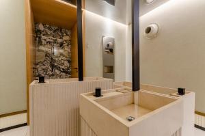 omid saldanha hotel