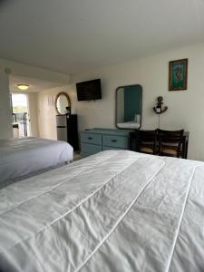 The Anchor Hotel,401 N Ocean Blvd,2.5 star