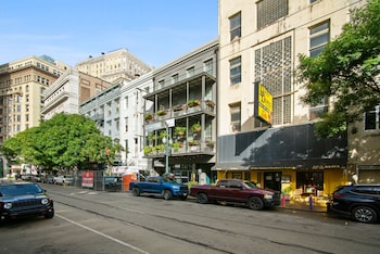 roami at bourbon place