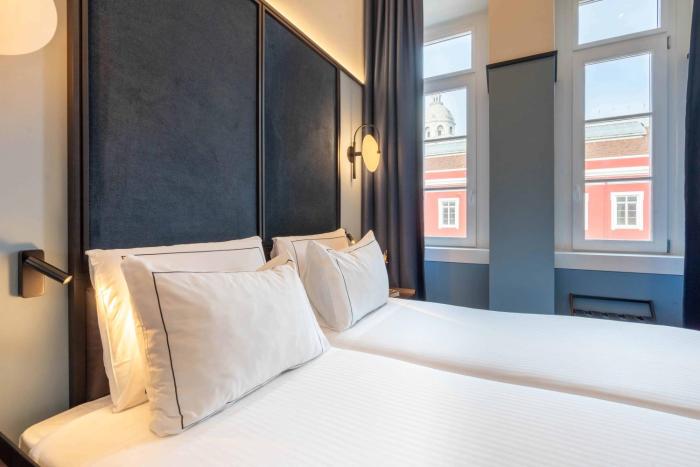 the editory riverside santa apolonia