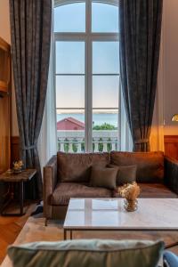 the editory riverside santa apolonia