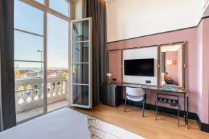 the editory riverside santa apolonia