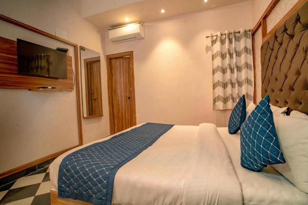 The Uddhav Elite,Nai>>Udaipur,2 star